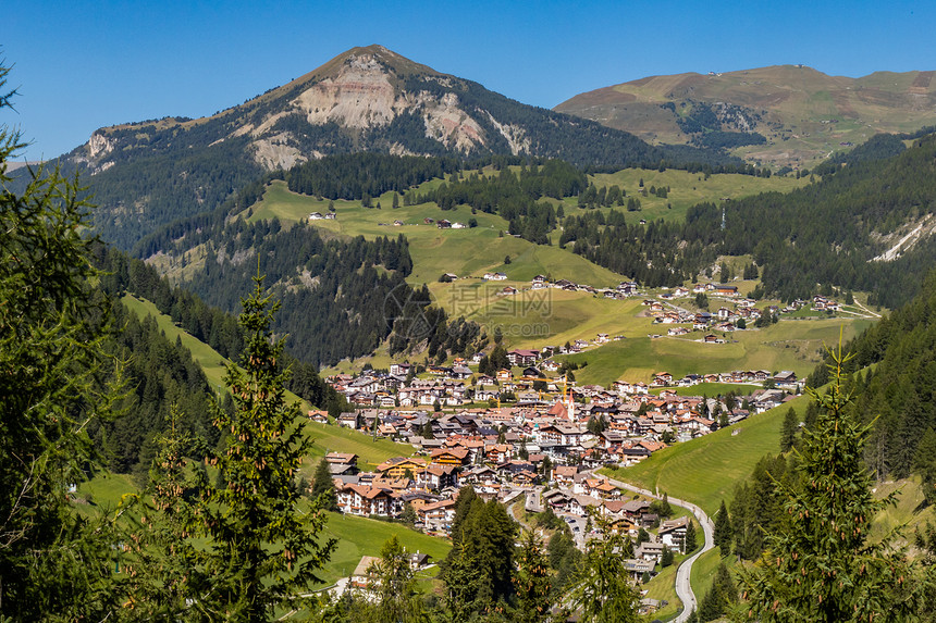 意大利阿尔卑斯山区群山环绕的乡村田园风光图片
