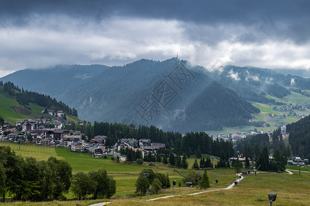 被耶稣光照耀的意大利阿尔卑斯山下的村庄高清图片