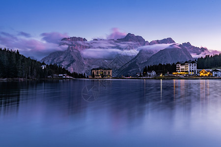 意大利阿尔卑斯山高山湖泊密苏里那湖夜景背景图片