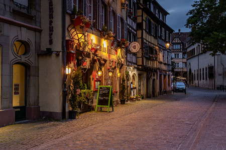 法国东北部小镇法国著名鲜花旅游小镇科尔马街景夜景背景