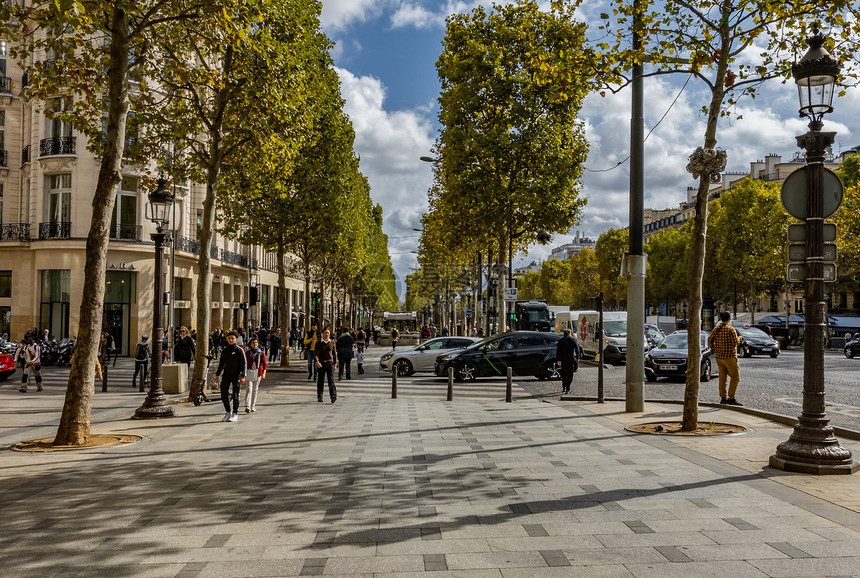 法国巴黎游人如织的香榭丽舍大道图片