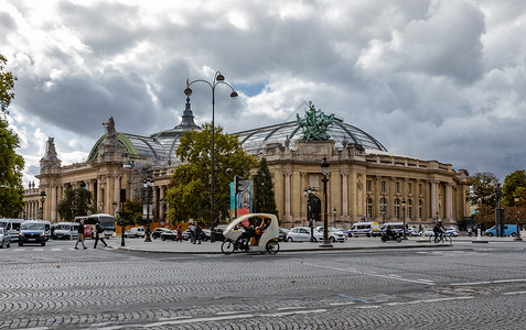 香榭大道法国巴黎著名的香榭丽舍大道上的大皇宫背景