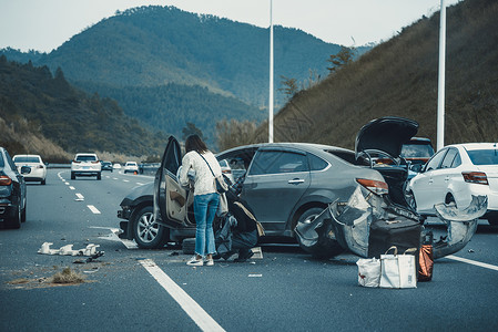 汽车事故【媒体用图】高速公路车祸现场背景