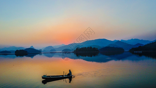 贵阳千岛湖夕阳渔船高清图片