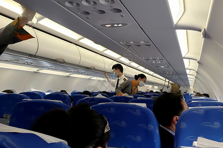 乘务人员2020年2月飞机工作人员为乘客进行安全检查【媒体用图】背景