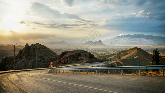 路途黑云压城土耳其自然风光背景