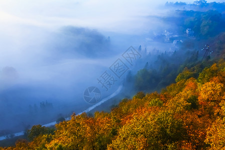 六盘水秋色雾景图片
