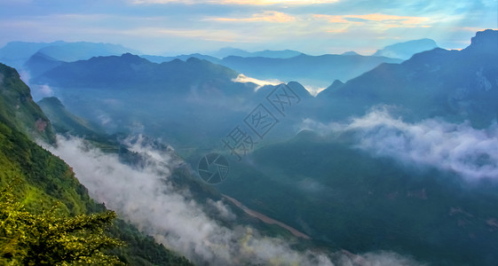 格所河峡谷雾景高清图片