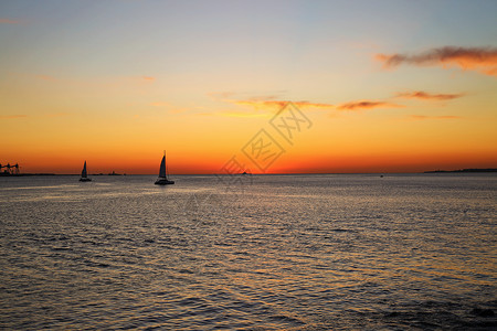 葡萄牙风景里斯本大西洋晚霞与帆船背景