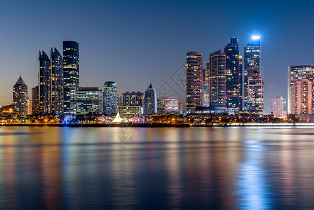 中国山东青岛沿海城市天际线夜晚建筑灯光背景