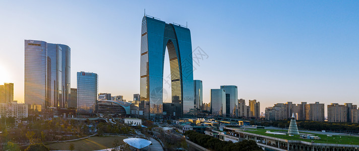 苏州cbd黄昏下的苏州地标建筑东方之门背景