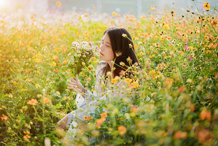 春天花海少女背景