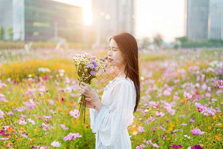 拿捧花的女孩花海少女手拿捧花背景