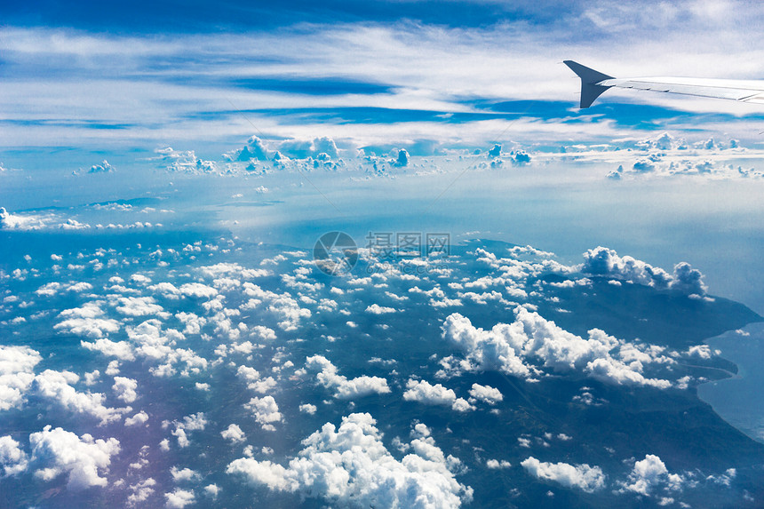 飞机窗外蓝天白云图片