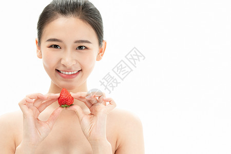草莓少女健康活力美妆少女与草莓背景