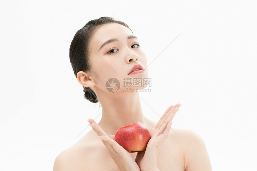 白底裸妆少女手拿苹果图片