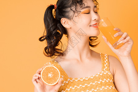 青春美少女喝橙汁图片