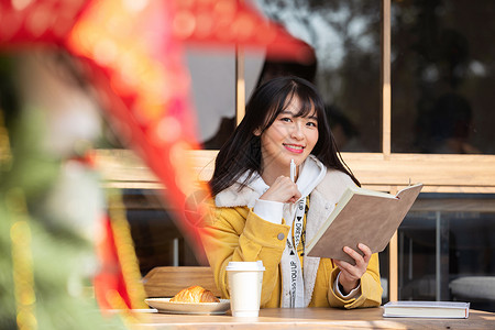 咖啡厅菜单坐在咖啡厅看书的女大学生背景