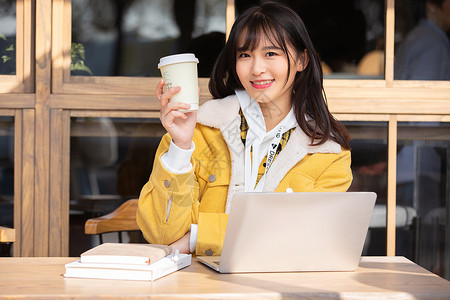 女孩咖啡厅工作坐在咖啡馆喝咖啡的女孩背景