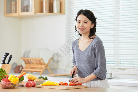 年轻女士在厨房切菜青年高清图片素材