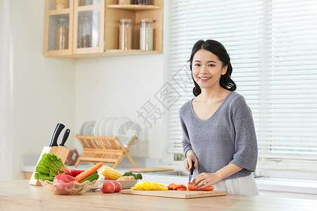 年轻女士在厨房切菜亚洲人高清图片素材