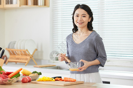 年轻女性在厨房打蛋图片