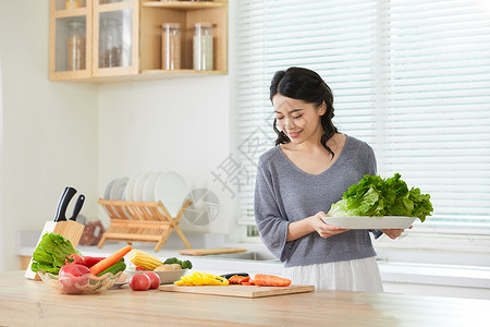 年轻女士在厨房备菜亚洲人高清图片素材