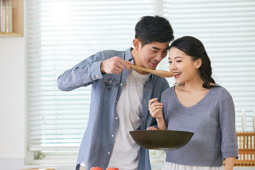 年轻老婆闻丈夫炒菜味道图片