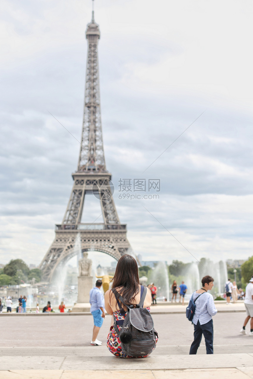 法国巴黎埃菲尔铁塔女生旅游背影