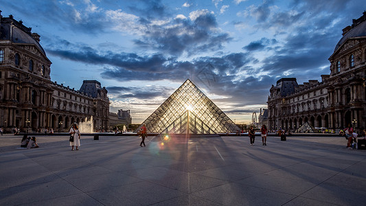 巴黎的城市法国巴黎卢浮宫夕阳背景