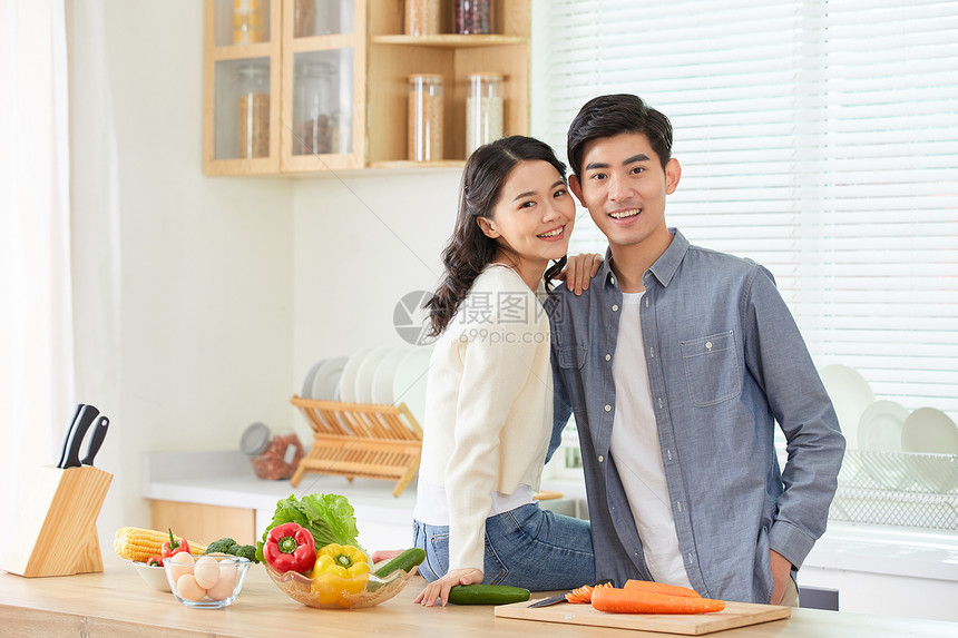 年轻情侣在厨房甜蜜互动图片