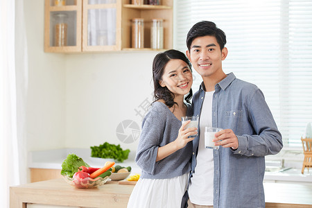 年轻夫妻早晨喝牛奶背景图片