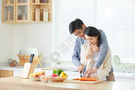 厨房居家年轻夫妻在厨房一起备菜背景