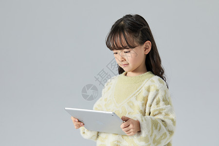 小女孩手拿平板电脑背景图片