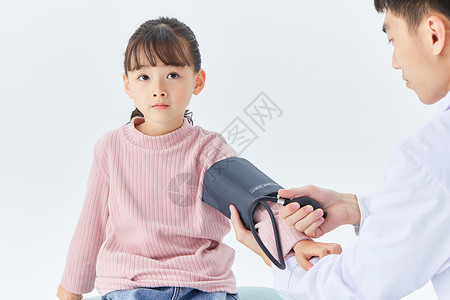 医生给儿童量血压图片