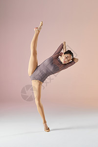 年轻女士高难度舞蹈动作背景图片