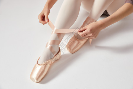 年轻美女系芭蕾舞鞋高清图片