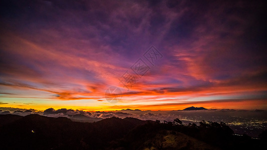 印尼火山云海火烧云背景图片