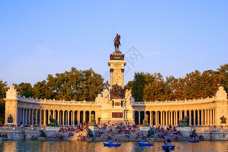 马德里丽池公园阿方索十二世纪念碑黄昏远景高清图片