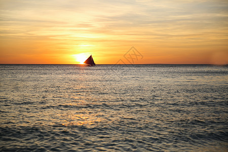 海上帆船日落图片