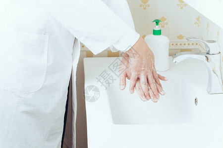 七步洗手法（2）手心对手背沿指缝相互揉搓双手交换进行背景图片