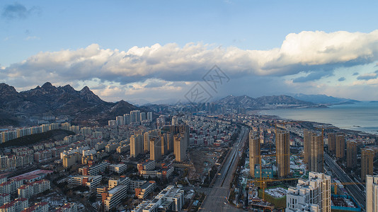 海边洋房蓝天白云与城市背景