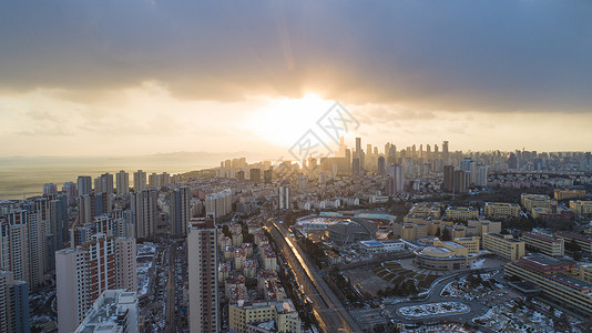 海边洋房蓝天白云与城市背景