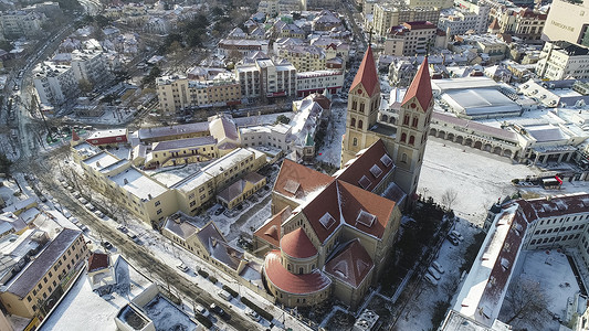 青岛天主教堂雪景背景图片