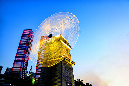 贵阳双子塔湿地公园的风车背景图片