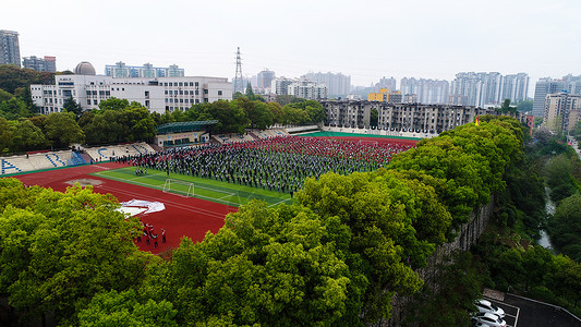 行进中的足球湖北夷陵中学学生做早操背景