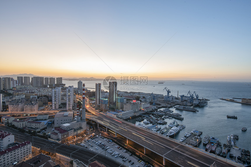 现代城市青岛港口图片