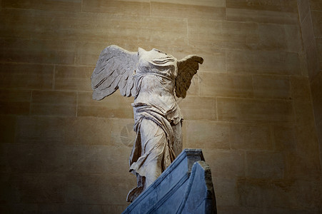抗日战胜利日法国巴黎卢浮宫博物馆的雕塑《胜利女神》背景