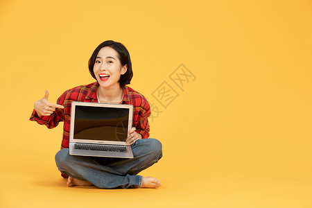 青年女性坐地上网购狂欢背景图片
