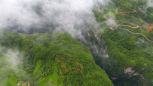 雨雾中的六车河峡谷高清图片